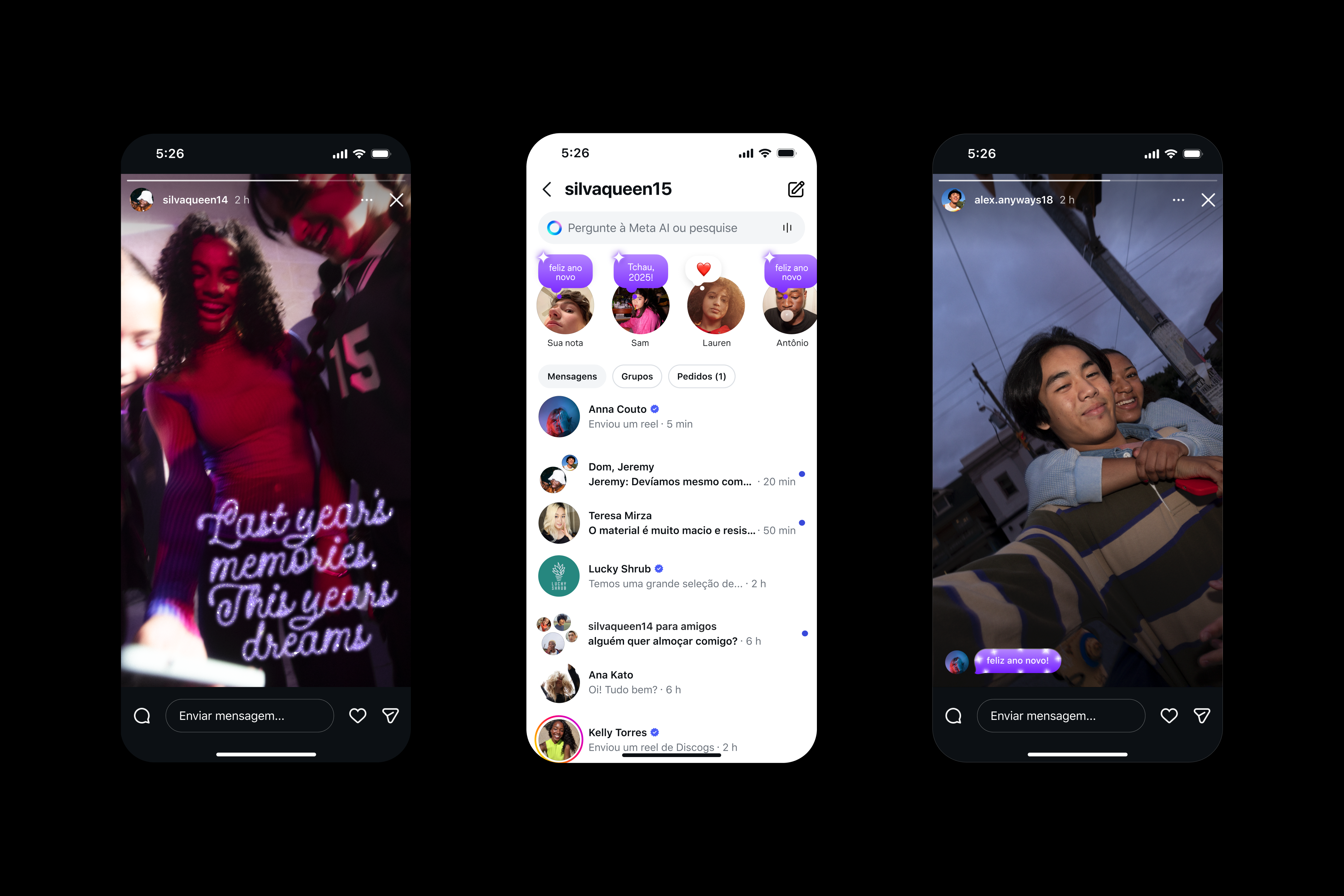 Imagem com três telas de smartphone lado a lado, em fundo preto. À esquerda, um story do Instagram mostra pessoas dançando em uma festa com iluminação colorida e a frase “Last year’s memories, this year’s dreams”. No centro, a tela de mensagens do Instagram exibe a caixa de entrada com conversas recentes, ícones de stories no topo e mensagens relacionadas ao Ano Novo. À direita, um story do Instagram mostra duas pessoas sorrindo e se abraçando ao ar livre ao entardecer, com o sticker “feliz ano novo!”.