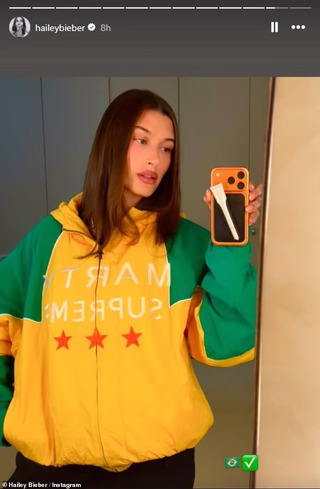 Hailey Bieber usando moletom verde e amarelo do filme de Timothée Chalamet