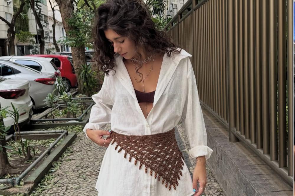 O crochê vai dominar os looks do verão desses 6 jeitos