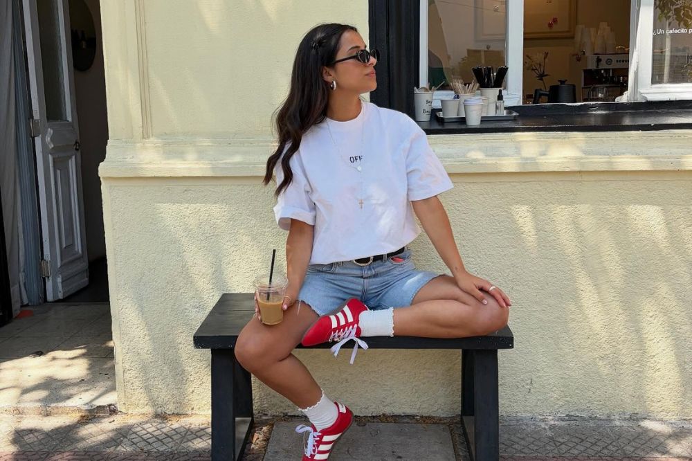 Look com short jeans, camiseta branca e tênis vermelho
