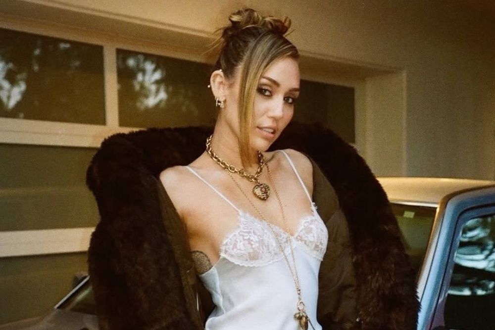 Miley Cyrus usa penteado na estética anos 2000