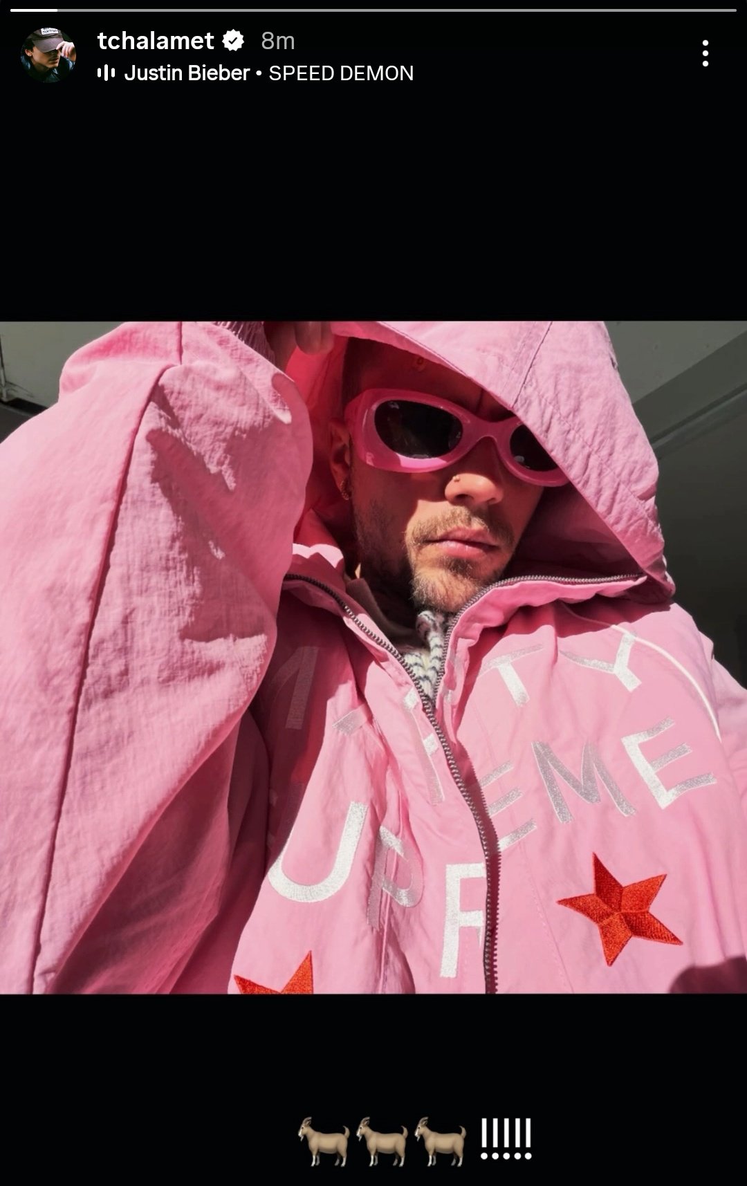 Justin Bieber com moletom rosa do novo filme de Timothée Chalamet