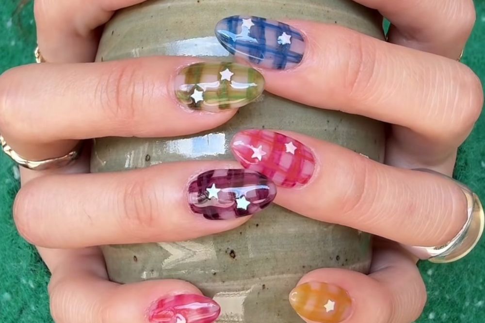 Nova trend para revelar as unhas envolve caneca fofa