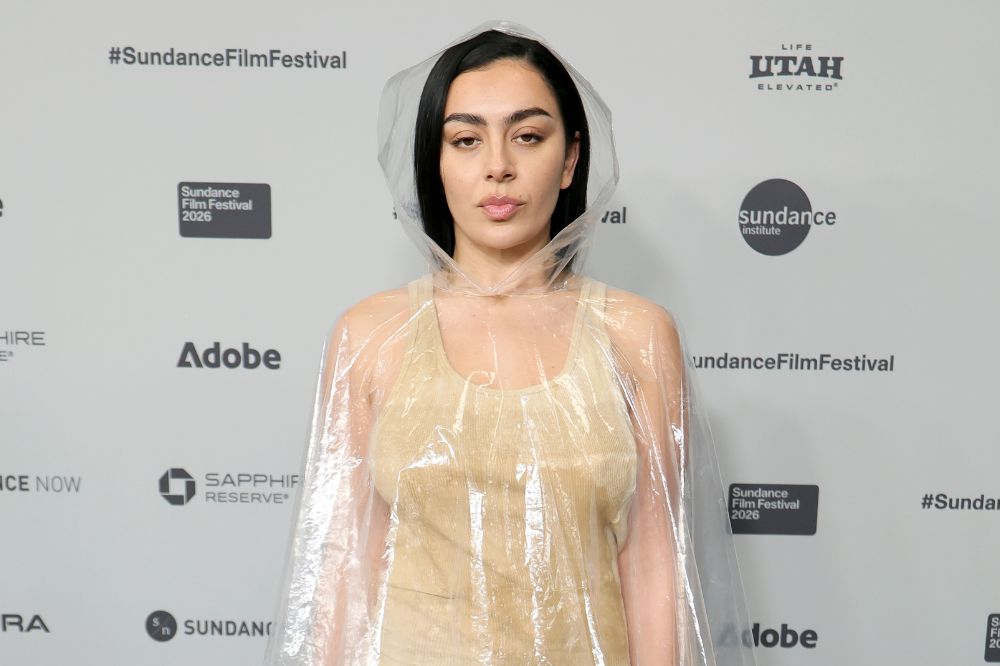 Charli XCX na estreia do filme “The Gallerist”, no Festival de Cinema de Sundance