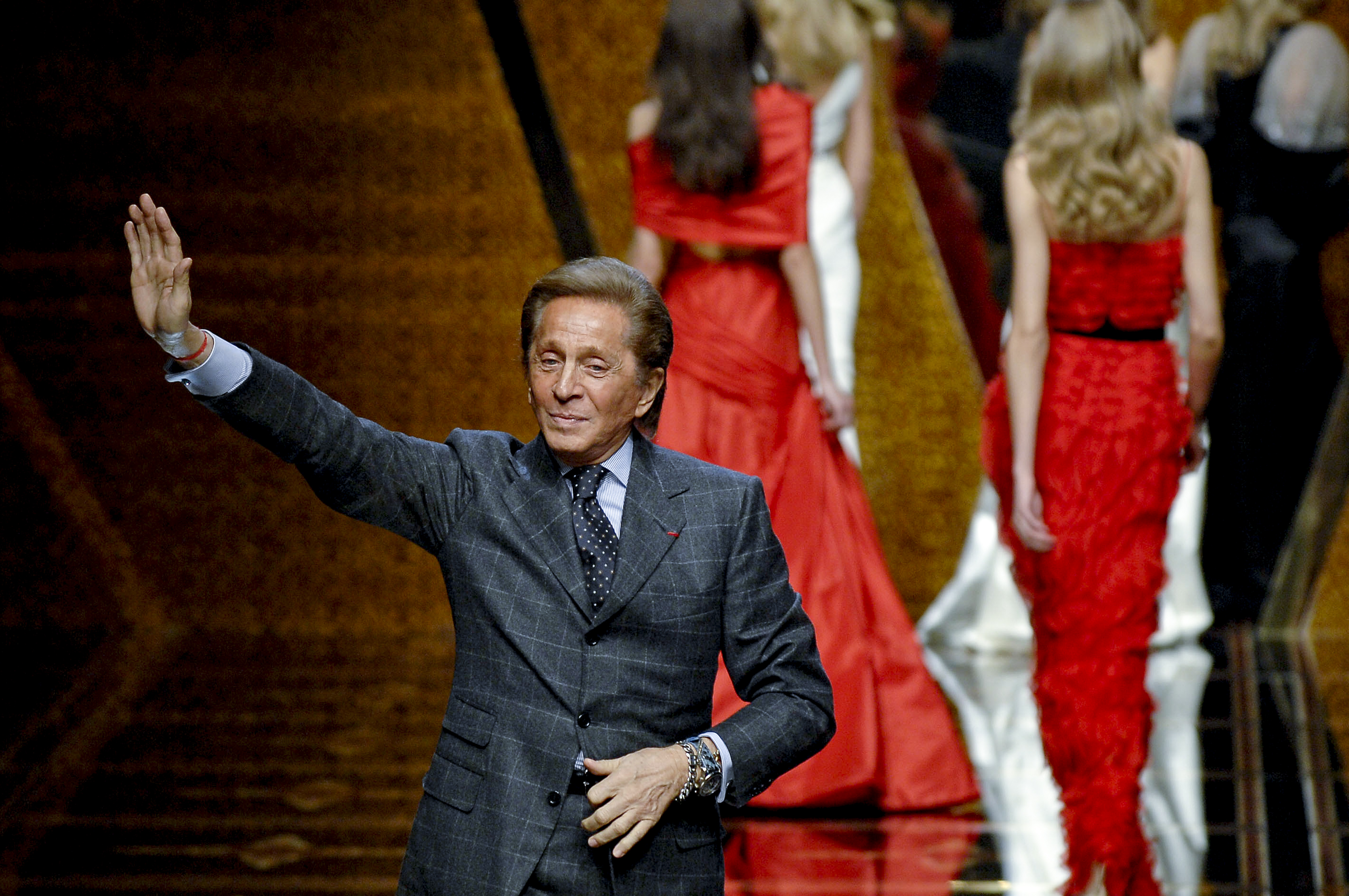 Valentino Garavani no desfile de outono-inverno 2007-2008 da Valentino na semana de moda de Paris