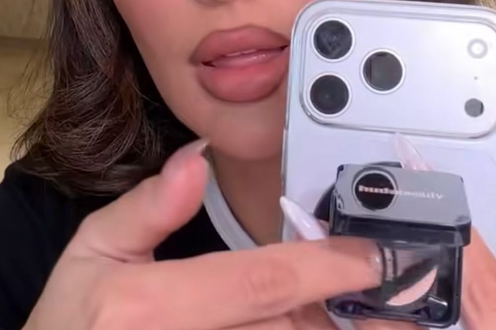 Huda Beauty lança acessório para celular com pó compacto que facilita retoque da maquiagem