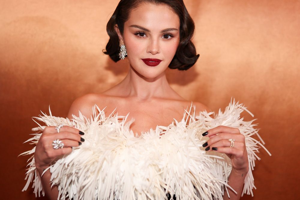 Selena Gomez Brilha no Globo de Ouro: Desvendando os Segredos de Beleza e o Look Marcante