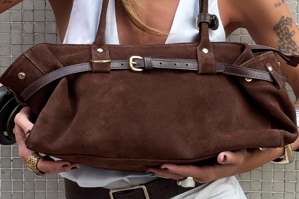 Bolsa marrom de camurça em formato retangular