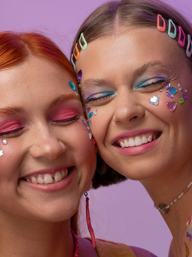 cropped-fun-friends-portrait-with-decorations-face.jpg