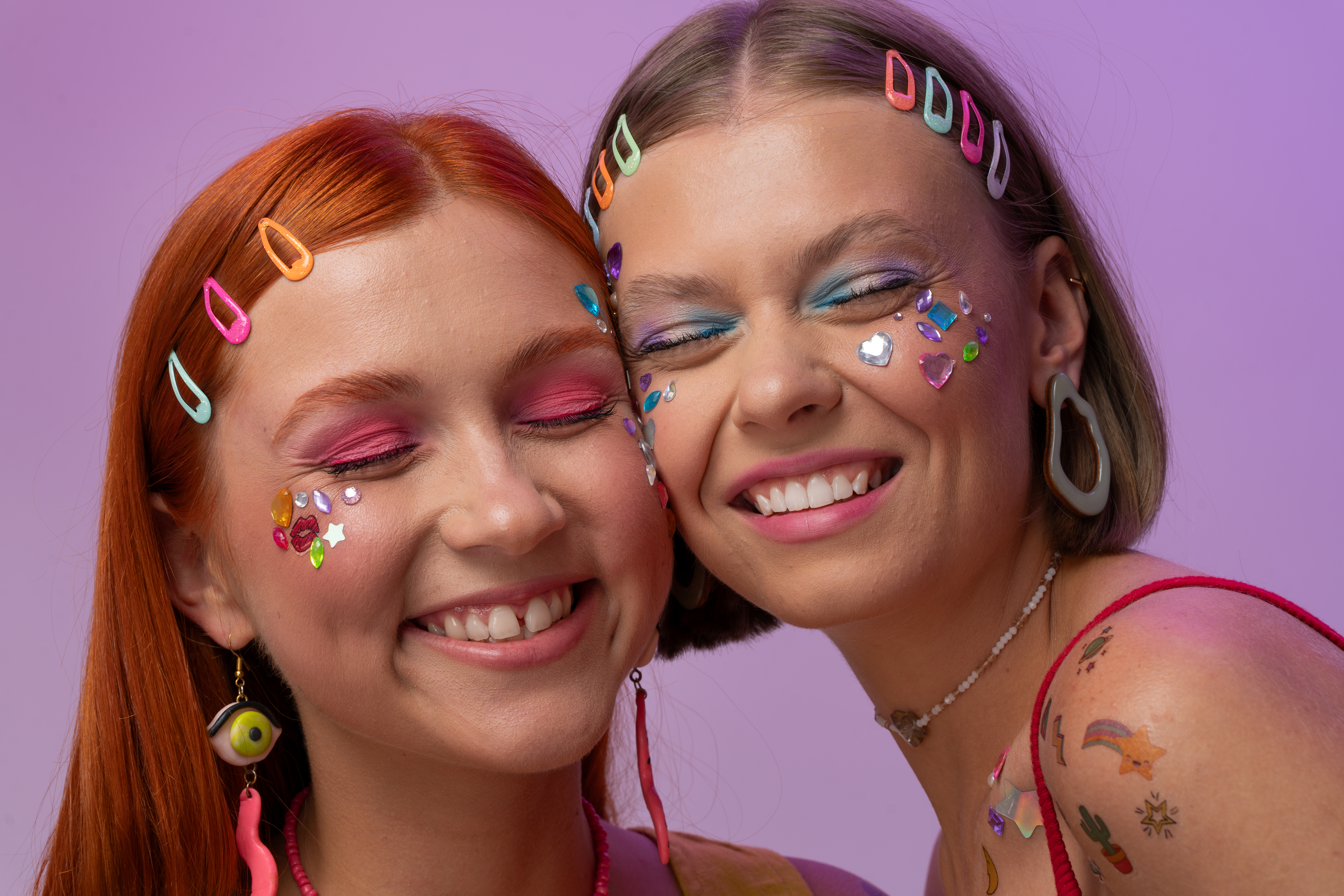 Como colar glitter e strass na maquiagem de Carnaval