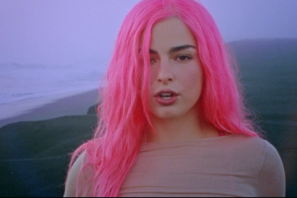 Addison Rae com peruca rosa no clipe de ‘Headphones On’