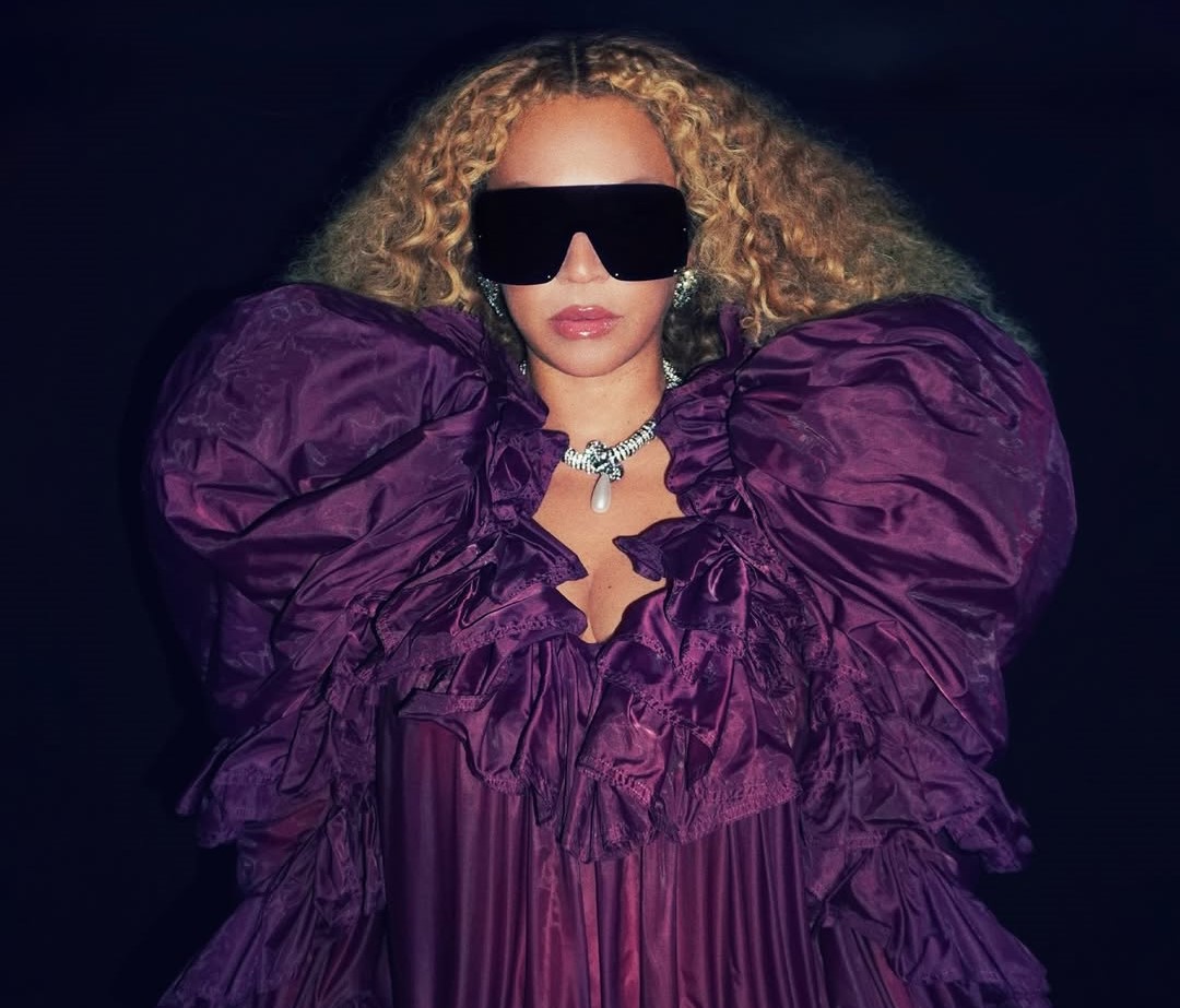 Beyoncé com versão roxa e atualizada do vestido de "Hold Up"