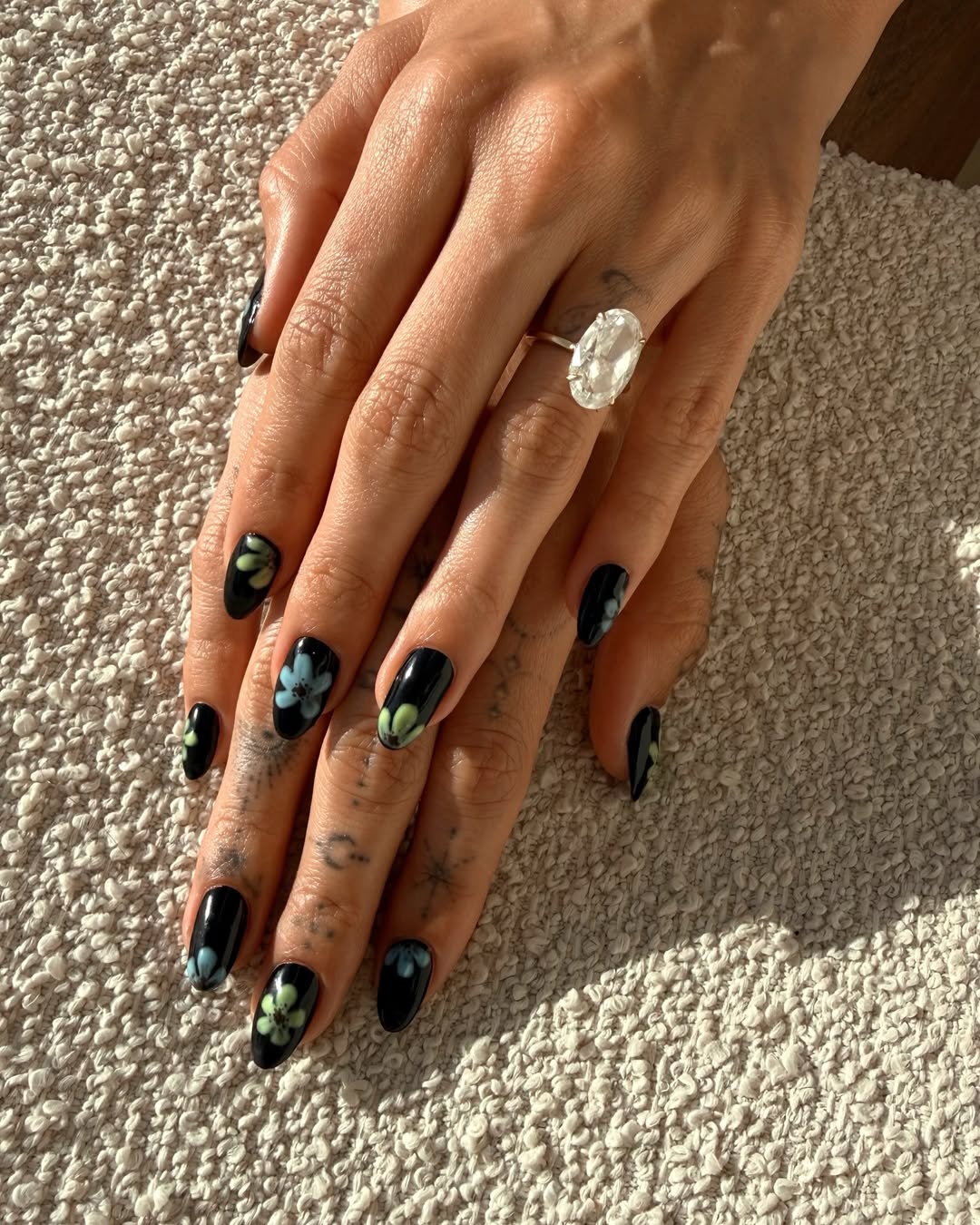 unhas hailey bieber