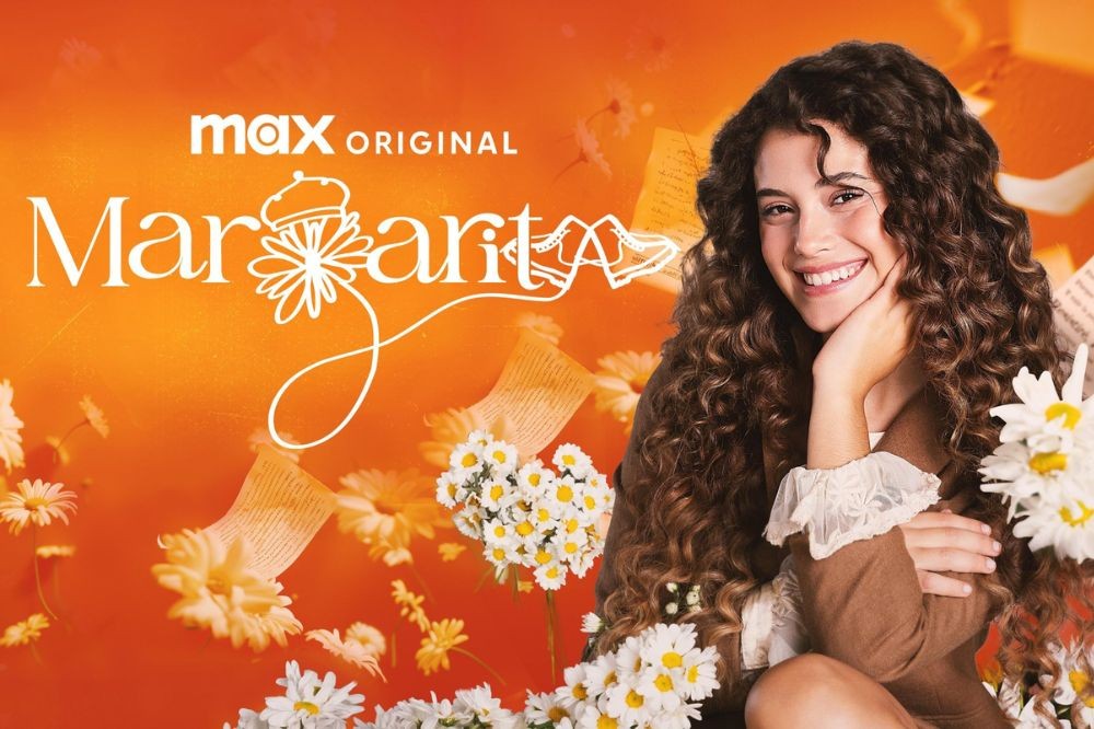 Jovem mulher de cabelos castanhos cacheados sorri, apoiando o rosto na mão, em fundo laranja com margaridas e o título "Margarita"