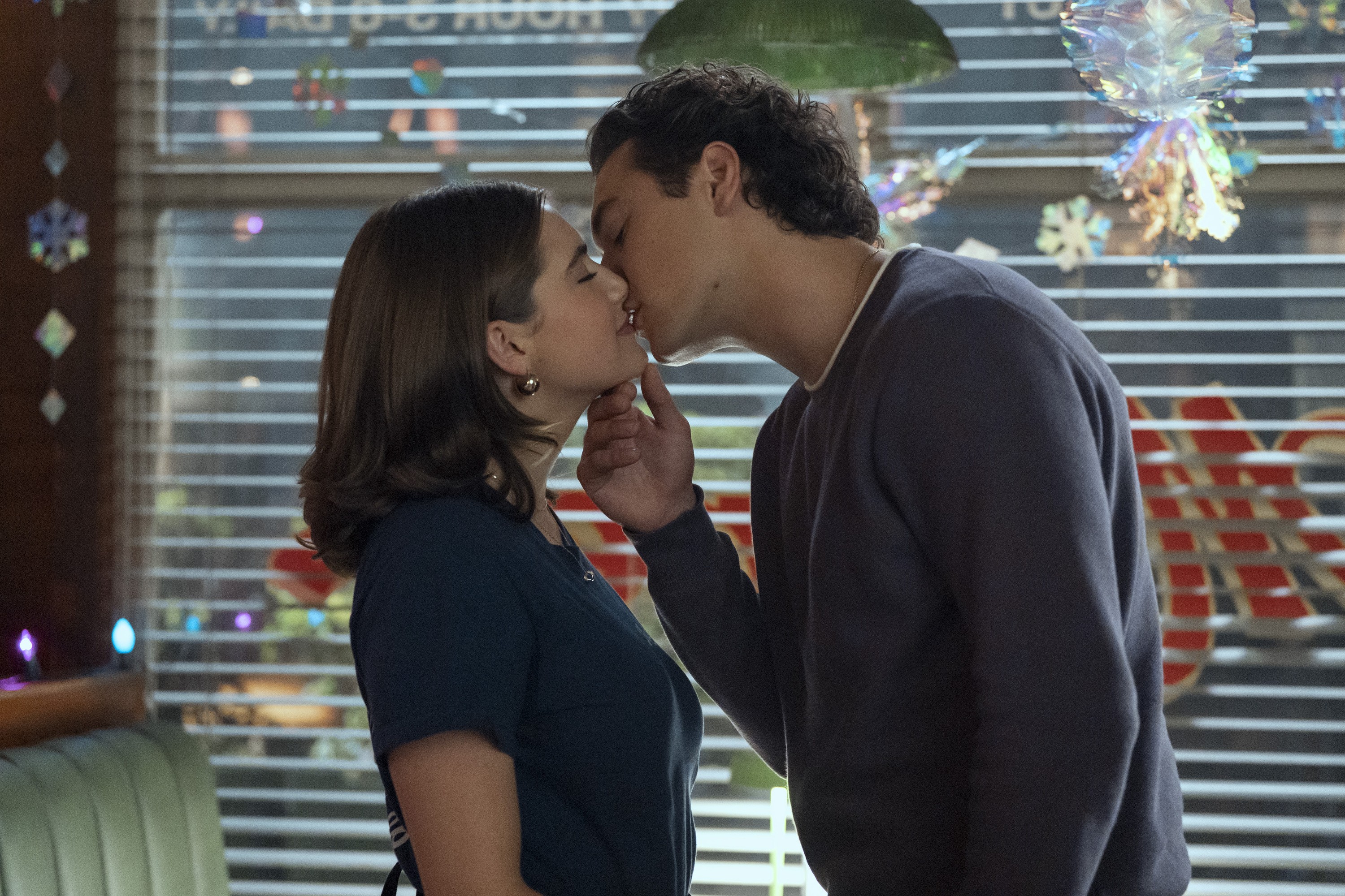 Cena de Hannah e Garrett se beijando em Off Campus