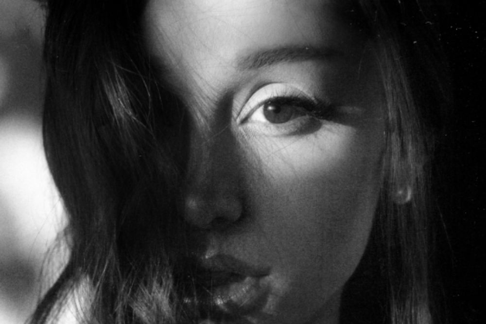 Ariana Grande na capa do single 'Hate That I Made You Love Me'