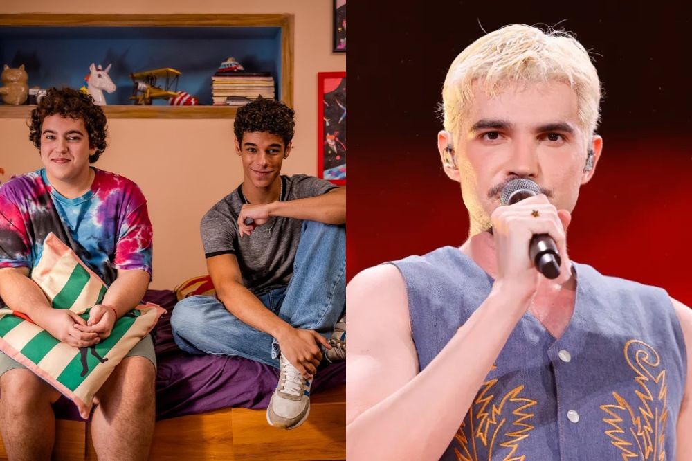 À esquerda, dois jovens sorriem sentados em uma cama, um com camiseta tie-dye e outro com camiseta cinza. À direita, um cantor de cabelo loiro e bigode, vestindo colete azul com bordado dourado, segura um microfone em um palco iluminado em vermelho