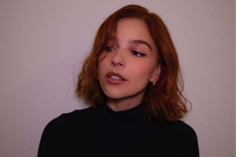 Gabriela Medvedovsky muda o visual e exibe novo cabelo curto e reto