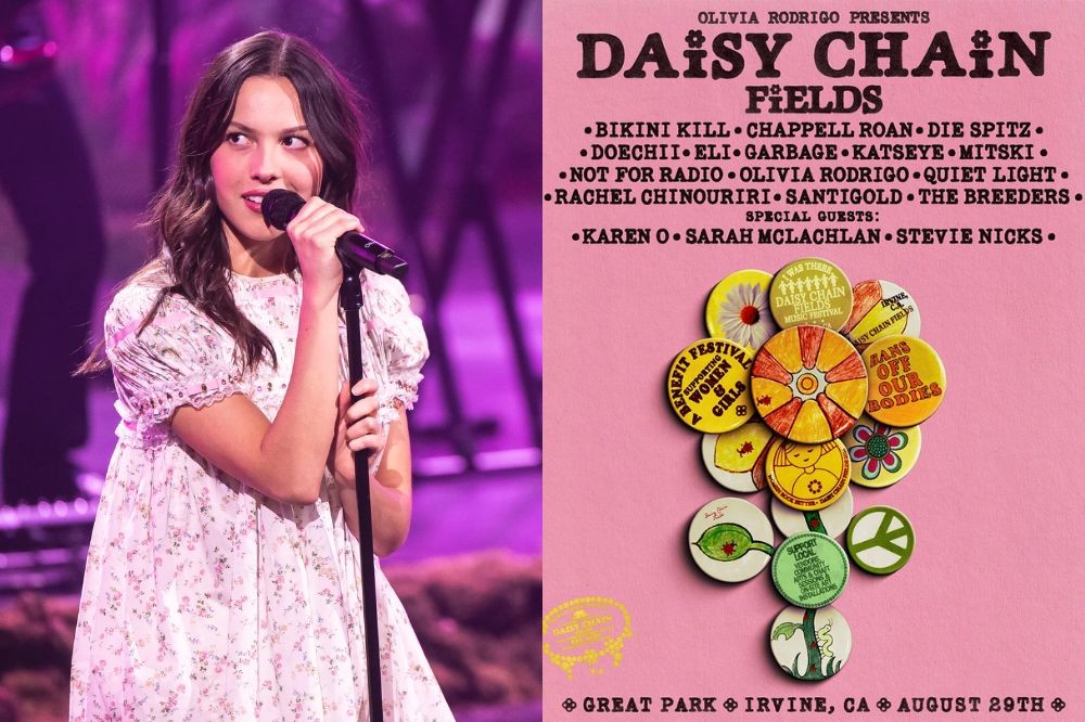 Olivia Rodrigo, jovem cantora de cabelos castanhos, canta em um palco iluminado por luzes roxas, vestindo um vestido branco florido. Ao lado, um pôster rosa anuncia o festival Daisy Chain Fields com vários artistas e convidados especiais, e uma pilha de bottons coloridos com temas de paz e feminismo