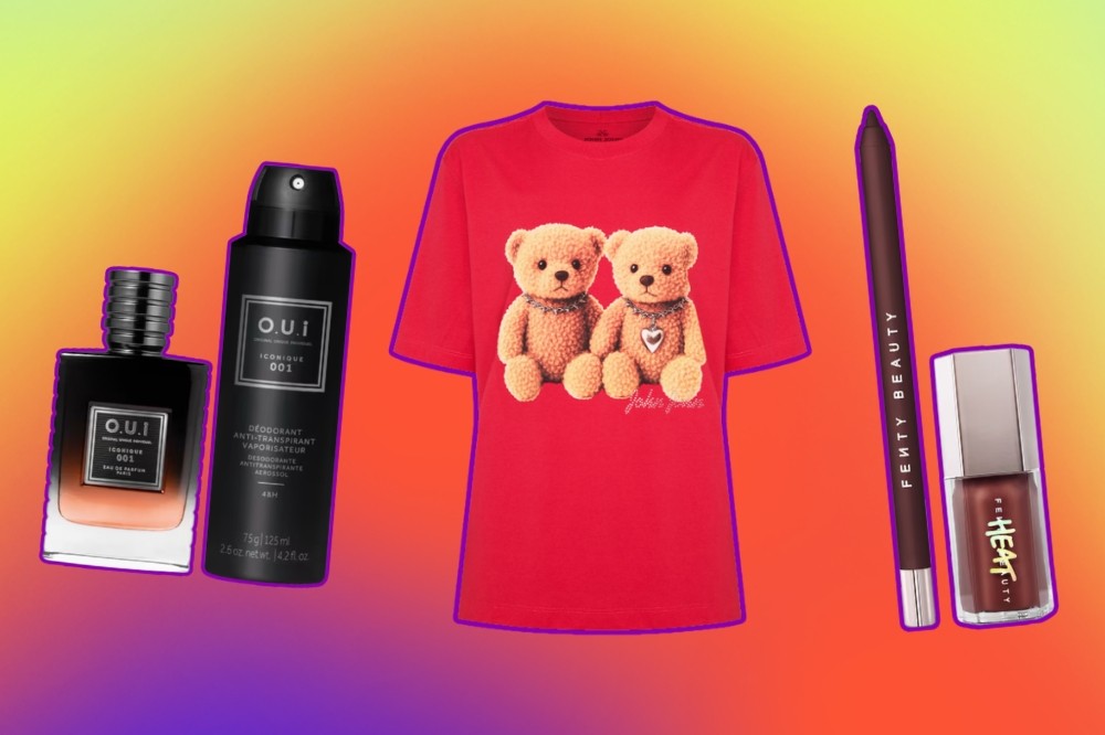 Perfume O.U.I, desodorante O.U.I, camiseta vermelha com dois ursinhos de pelúcia, lápis labial Fenty Beauty e gloss Fenty Beauty Heat, sobre fundo degradê de amarelo, laranja e roxo