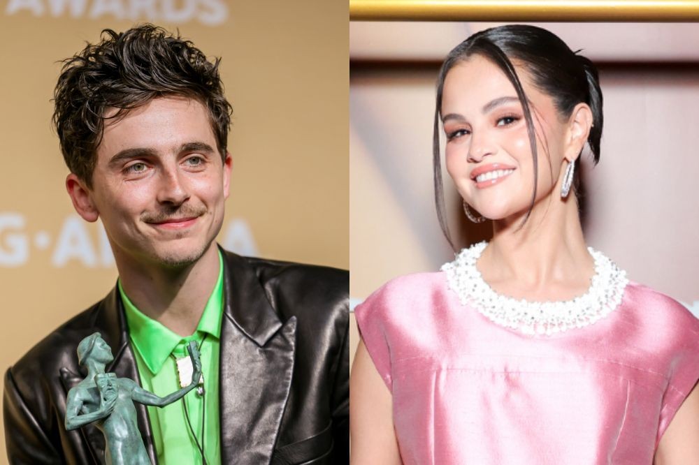 O ator Jeremy Allen White sorri segurando um troféu, vestindo camisa verde-limão e jaqueta preta. Ao lado, a atriz Selena Gomez sorri, com cabelo preso, usando blusa rosa com gola de pérolas e brincos de argola