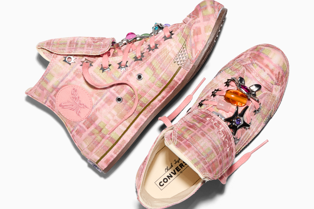Par de tênis Converse Chuck Taylor All Star rosa e dourado com estampa xadrez, cadarços rosa e detalhes metálicos de estrelas e insetos cravejados de pedras coloridas