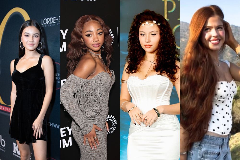 Quatro mulheres jovens, da esquerda para a direita: uma com vestido preto e cabelo escuro liso, outra com vestido cinza de crochê e cabelo castanho ondulado, uma terceira com vestido branco estilo espartilho e cabelo cacheado escuro com tiara de folhas, e a última com top de bolinhas e cabelo ruivo longo, sorrindo em cenário externo
