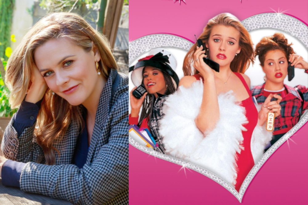 À esquerda, Alicia Silverstone sorri levemente, apoiando a cabeça na mão, vestindo blazer xadrez e camisa azul. À direita, pôster do filme As Patricinhas de Beverly Hills com três atrizes: Alicia Silverstone de vermelho e estola branca, segurando um telefone, e duas outras mulheres, uma com chapéu e telefone, outra com camisa xadrez e spray, todas em fundo rosa com detalhes brilhantes