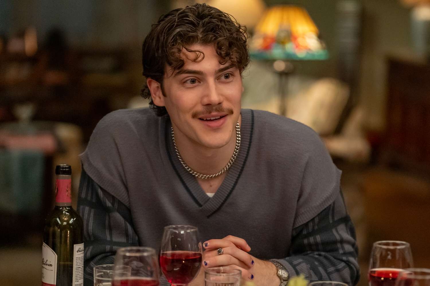 8 séries de comédia perfeitas para quem está entrando na vida adulta