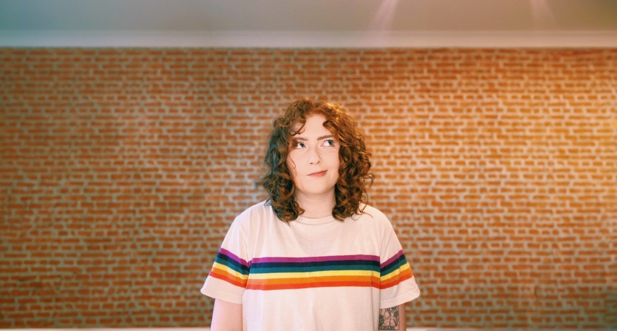 Capa fotográfica da fonte da Close Friends: Alice Oseman conta suas três obsessões brasileiras em passagem pelo país