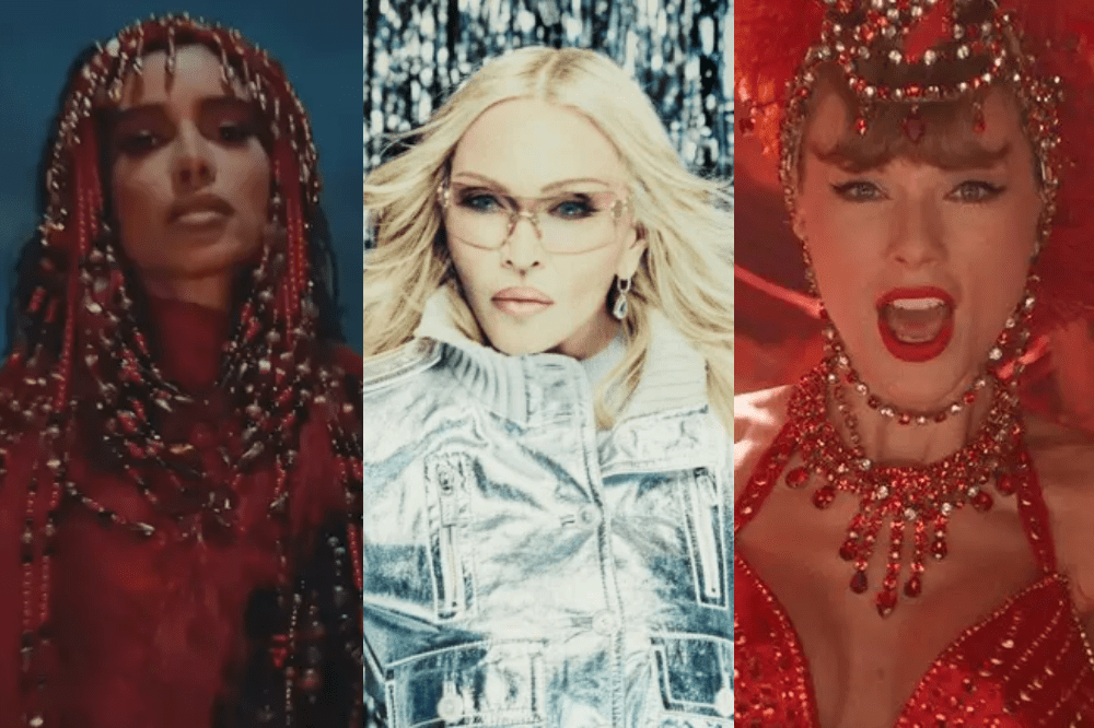 Três mulheres em close-up: à esquerda, uma mulher de pele morena com adereço de cabeça vermelho e dourado; ao centro, Madonna loira com óculos e jaqueta prateada; à direita, Taylor Swift com maquiagem forte, chapéu e colar vermelhos, boca aberta em expressão de canto