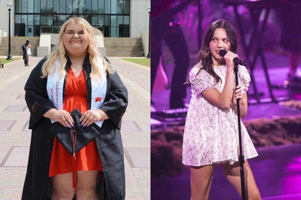 Duas mulheres em fotos separadas. À esquerda, uma jovem loira sorri, vestindo beca preta, vestido vermelho e faixa branca FIRST GENERATION, segurando um capelo. Ao fundo, um prédio universitário. À direita, Olivia Rodrigo canta em um microfone, usando um vestido floral branco, em um palco com iluminação roxa