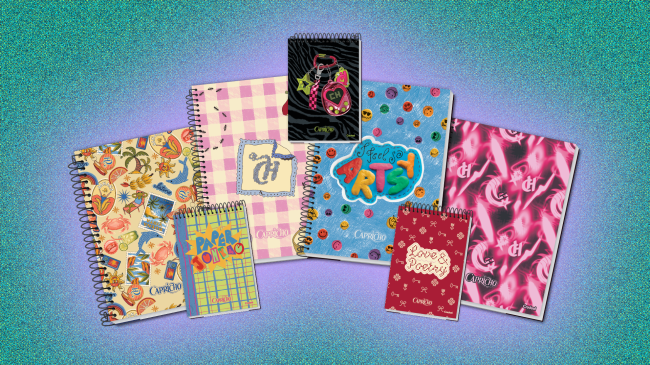 Coleção de cadernos e blocos de anotações Capricho com capas variadas: xadrez rosa, estampas tropicais, emojis coloridos, listras de zebra com chaveiro, e padrões abstratos em rosa e preto. Alguns têm a frase I feel so artsy ou Love & Poetry