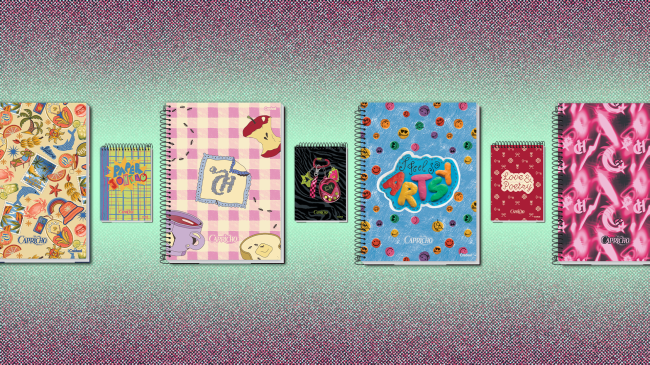 Seis cadernos e três blocos de anotações da marca Capricho, com capas de diferentes estampas e cores, dispostos sobre um fundo degradê verde-água e rosa
