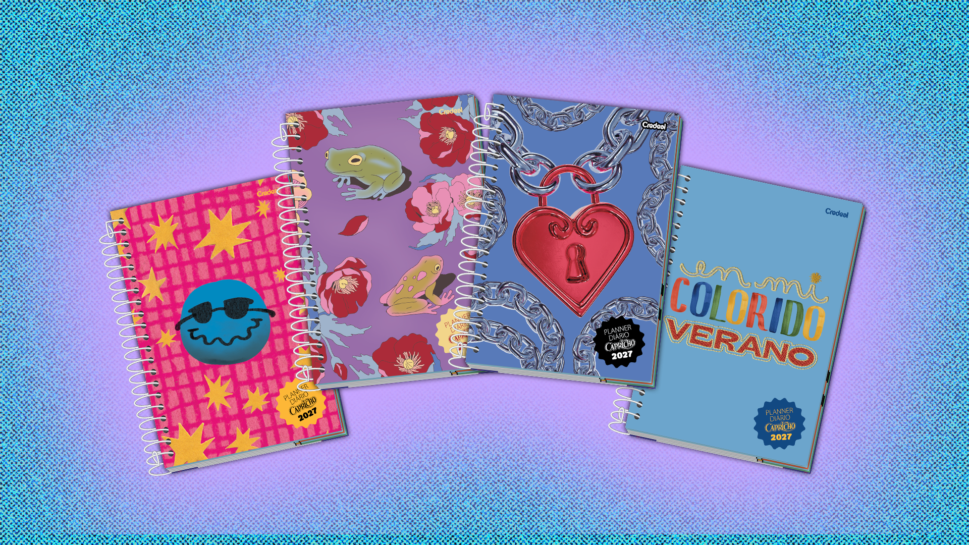 Quatro cadernos de capa dura com espiral, cada um com um design diferente. O primeiro é rosa com estrelas amarelas e um rosto azul de óculos escuros. O segundo é roxo com sapos e flores. O terceiro é azul com correntes prateadas e um cadeado vermelho em formato de coração. O quarto é azul claro com a frase En mi colorido verano em letras coloridas