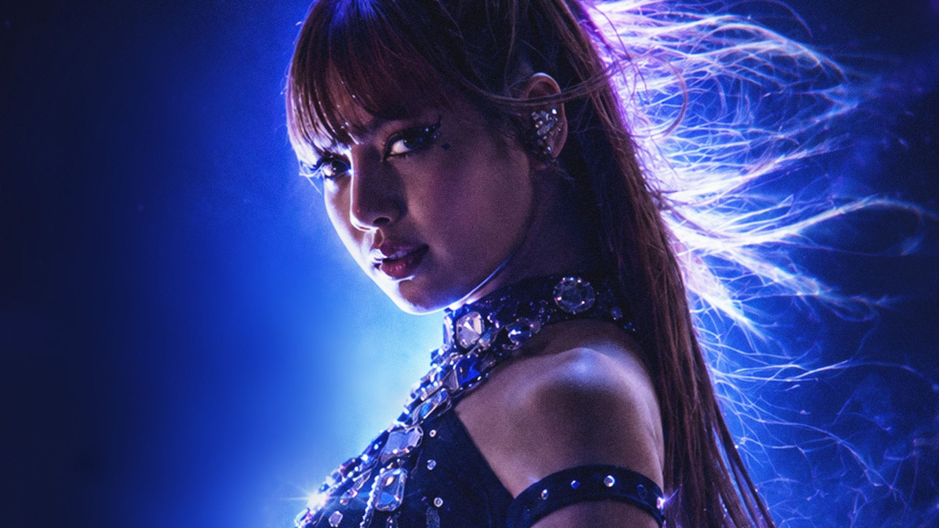 Cantora Lisa do BLACKPINK, com cabelo castanho e franja, maquiagem escura nos olhos e um colar brilhante, em um fundo azul com efeitos de luz que simulam raios