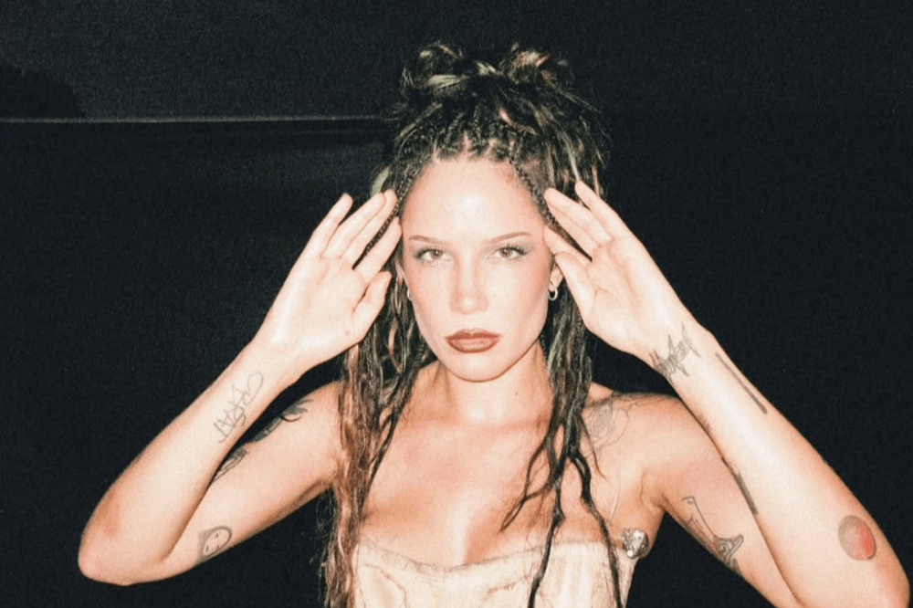 Halsey tranquiliza fãs sobre infecção no rosto dias antes do Rock in Rio