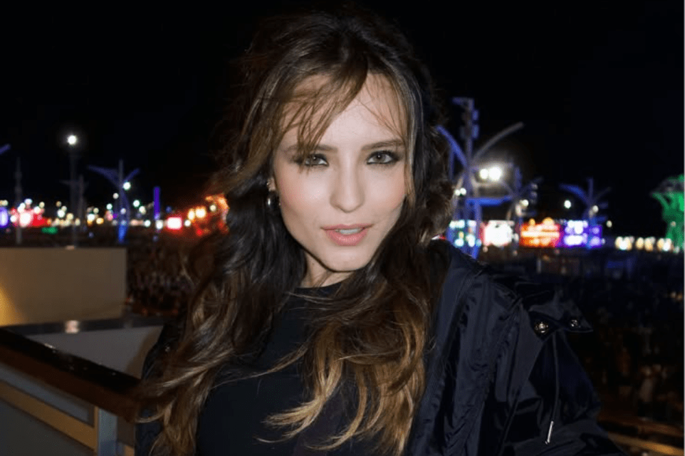 Larissa Manoela aposta em macacão com laço e coturno para o Rock in Rio