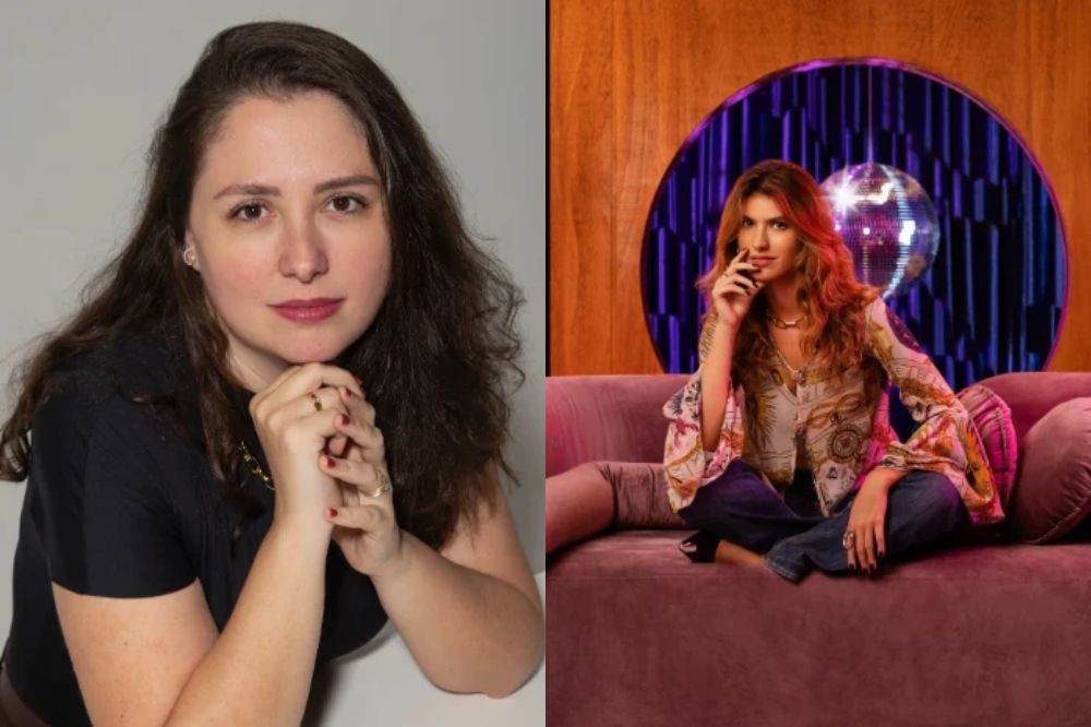 Duas mulheres em fotos separadas. À esquerda, uma mulher de cabelos escuros e blusa preta, com as mãos unidas sob o queixo, olhando para frente. À direita, uma mulher de cabelos ruivos e blusa estampada, sentada em um sofá rosa, com uma mão no rosto, em um ambiente com bola de discoteca e luzes roxas