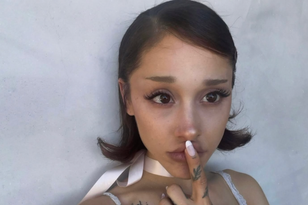 Ariana Grande renova o visual com corte bob inspirado na estética dos anos 1960
