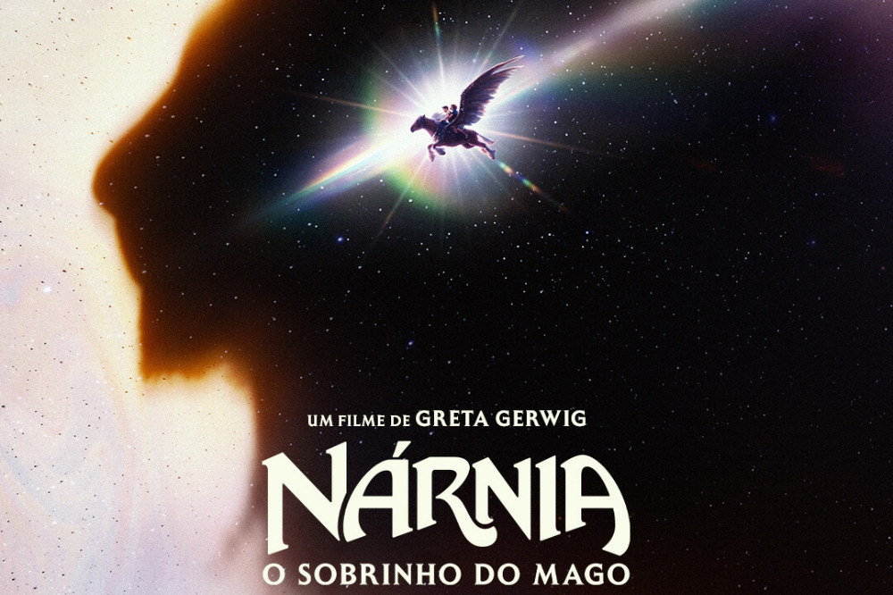 Pôster do filme Nárnia: O Sobrinho do Mago. À esquerda, o perfil de um leão em sombra, com fundo claro. À direita, um céu noturno estrelado, onde um cavalo alado com um cavaleiro voa em direção a um brilho intenso e colorido. Abaixo, o texto UM FILME DE GRETA GERWIG NÁRNIA O SOBRINHO DO MAGO