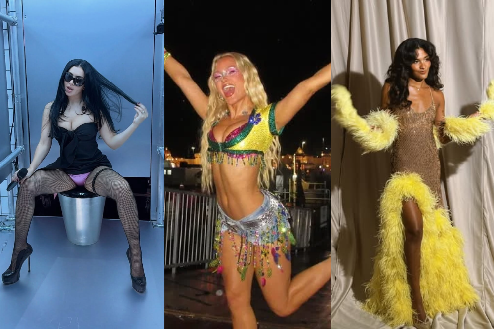 Três mulheres em poses distintas. À esquerda, uma mulher de cabelo preto liso, óculos escuros, vestido preto, meia-calça arrastão e calcinha rosa, sentada em um balde metálico, segurando um microfone. Ao centro, uma mulher loira sorrindo, com os braços erguidos, usando um top brilhante colorido e um short jeans com franjas, em ambiente noturno. À direita, uma mulher de cabelo escuro ondulado, vestindo um vestido marrom brilhante e um longo adereço amarelo de plumas, posando em frente a uma cortina clara
