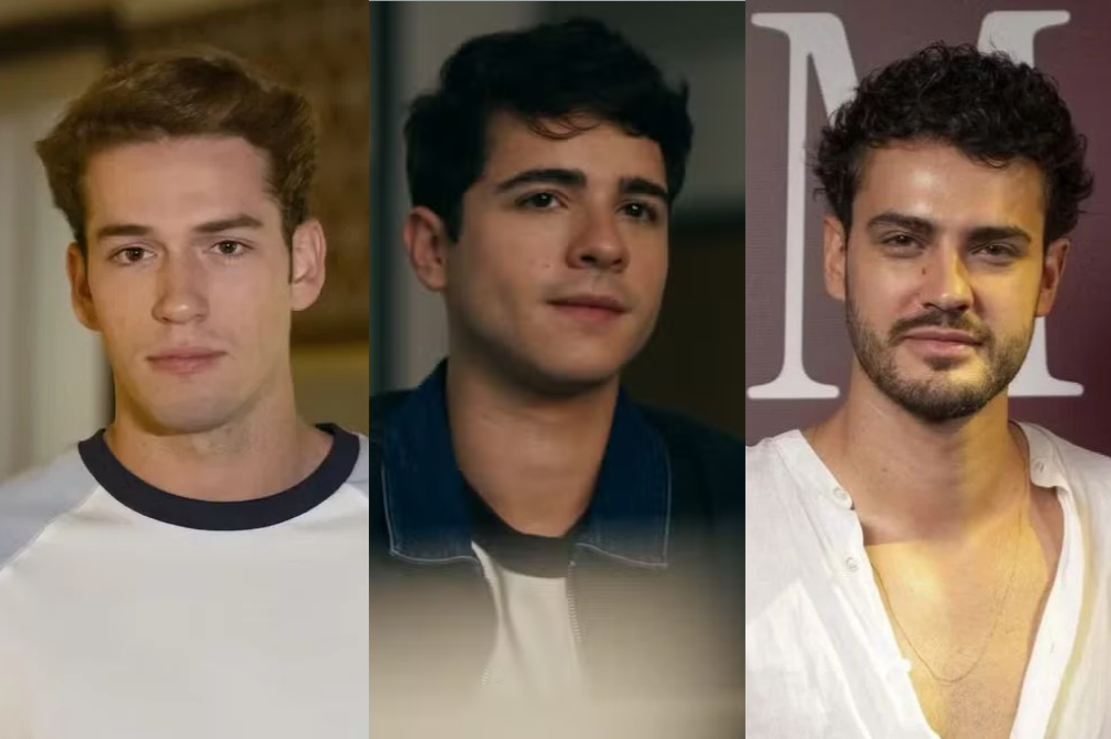 Três homens jovens, brancos, em close-up. Da esquerda para a direita: um com cabelo castanho claro e camiseta branca com gola azul; um com cabelo escuro e jaqueta jeans azul sobre camiseta branca; e um com cabelo encaracolado escuro, barba e camiseta branca de linho com colar fino