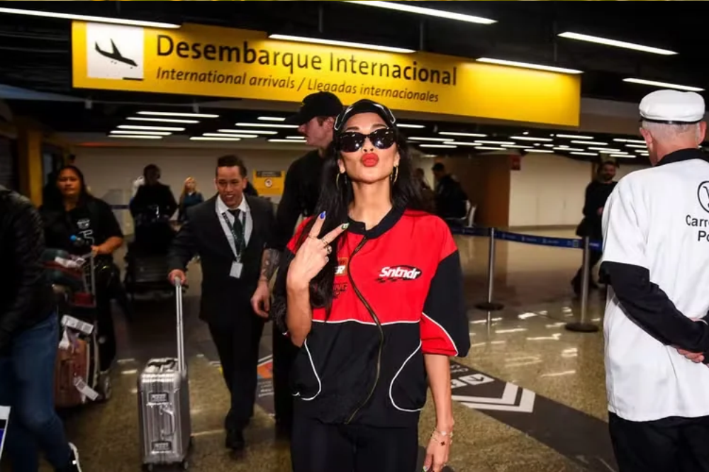 Nicole Scherzinger chega ao Brasil com bandeira do país nas unhas