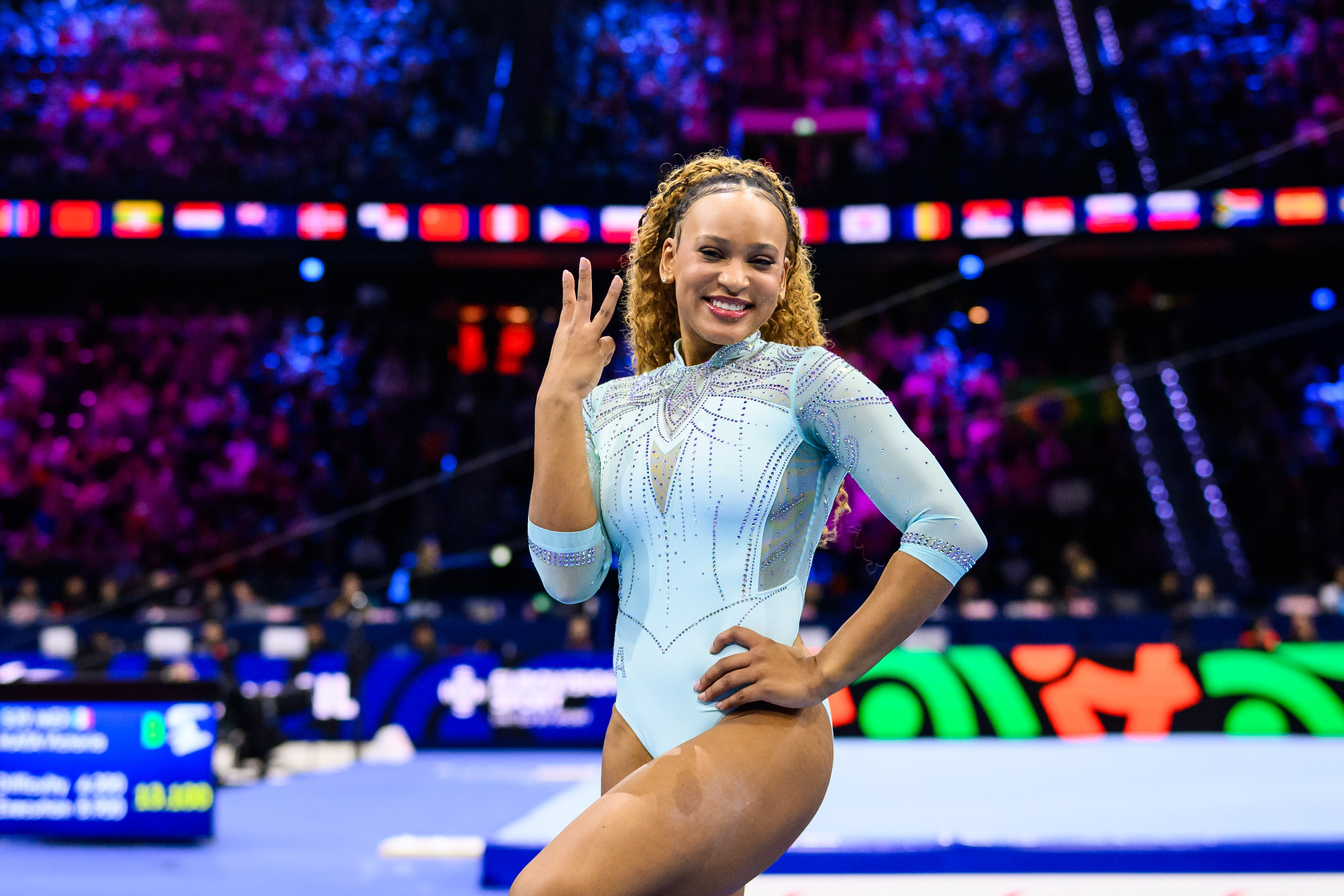 Rebeca Andrade se torna a primeira brasileira tricampeã mundial no salto