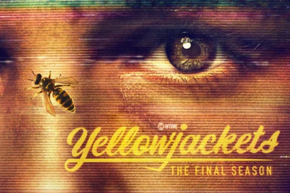 Olho castanho de uma pessoa com uma vespa preta e amarela voando à esquerda, sobre fundo com linhas horizontais e o título Yellowjackets The Final Season em amarelo