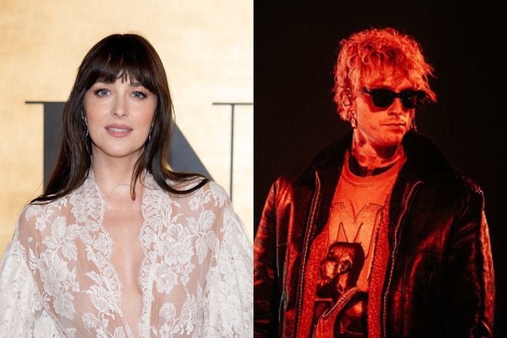 À esquerda, Dakota Johnson sorri levemente, com cabelo castanho escuro e franja, vestindo um casaco de renda branca transparente. À direita, Machine Gun Kelly, com cabelo loiro avermelhado e óculos escuros, usa uma jaqueta de couro preta sobre uma camiseta estampada, sob luz vermelha