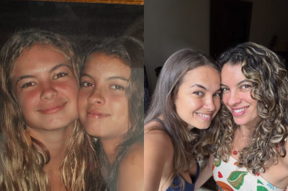 Duas fotos lado a lado mostram a mesma dupla de mulheres em diferentes idades. À esquerda, duas adolescentes sorriem, com cabelos longos e soltos. À direita, as mesmas mulheres, agora adultas, sorriem para a câmera, uma com cabelo liso e a outra com cachos loiros.