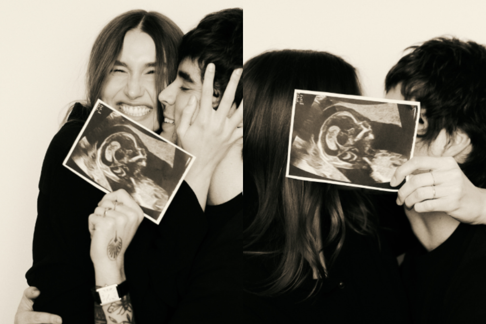 Casal feliz, em sépia, abraçado e segurando uma ultrassonografia fetal. A mulher sorri amplamente, mostrando os dentes, e o homem beija seu rosto, com a ultrassom cobrindo parte do rosto dele.