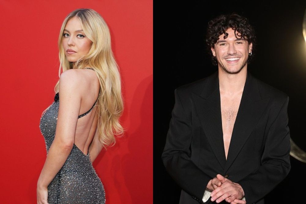 À esquerda, Sydney Sweeney, loira, em um vestido prateado brilhante com decote nas costas, posa de perfil contra um fundo vermelho. À direita, o cantor Álvaro de Luna, com cabelo cacheado escuro e barba, sorri vestindo um blazer preto sem camisa, contra um fundo escuro